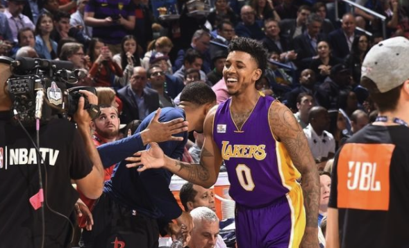 以及在左翼 以及在左翼